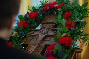 Распятие, к которому прикреплена звездица, хранящая частицу того Креста, на котором был распят Господь Иисус Христос