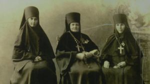 1. Игуменья бийского Тихвинского монастыря (начальница общины) Ираида, игуменья томского Иоанно-Предтеченского монастыря Зинаида (Котельникова), игуменья барнаульского Богородице-Казанского монастыря Парфения (слева направо).