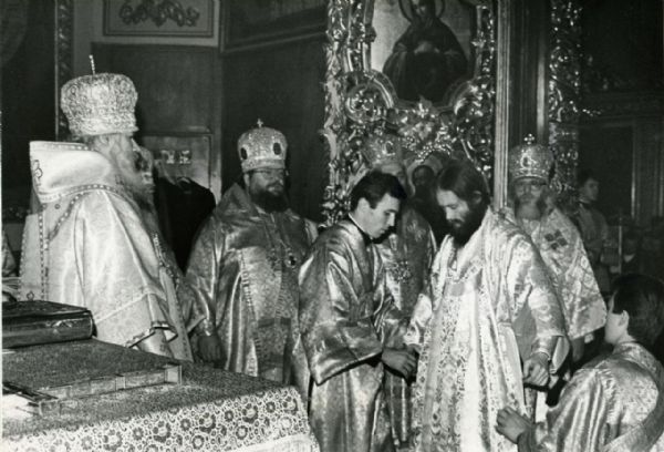 Облачение новорукоположенного епископа Ростислава в архиерейские облачения