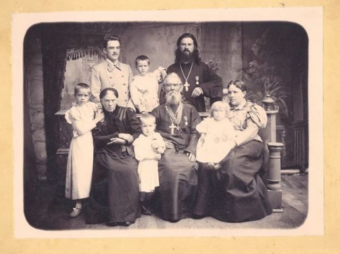 Священник Александр Дагаев с семьёй.
